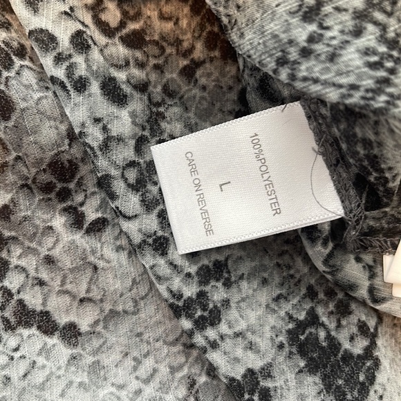 New York & Co black White Grey Snake Animal Print Sleeveless top Large Sheer - Picture 8 of 8
